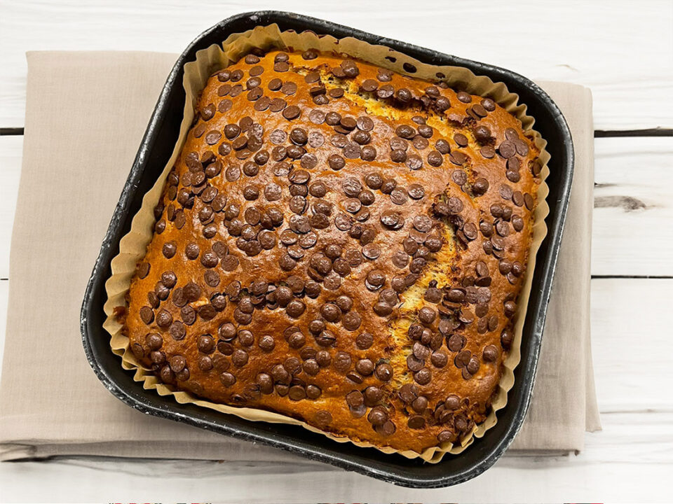 Torta con banane e noci in friggitrice ad aria