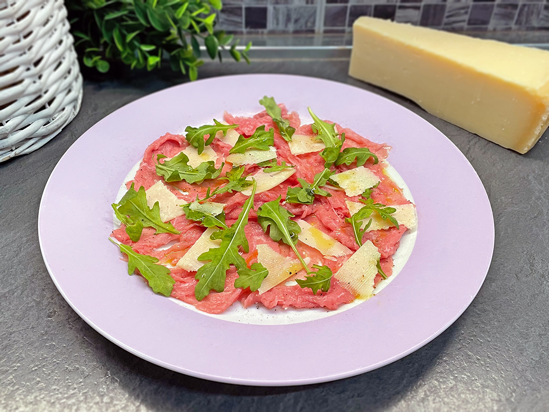 Carpaccio di manzo con rucola e grana