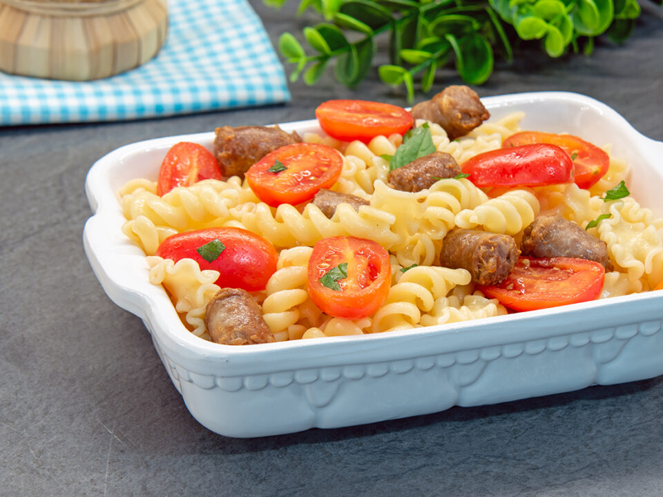 Insalata di pasta con salsiccia e pomodorini
