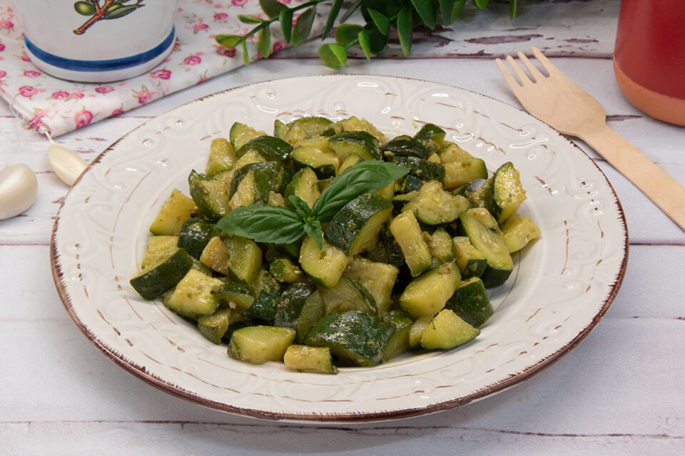 Zucchine al pesto in padella