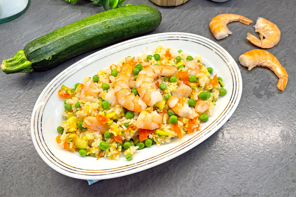 Insalata di riso con gamberi e verdure