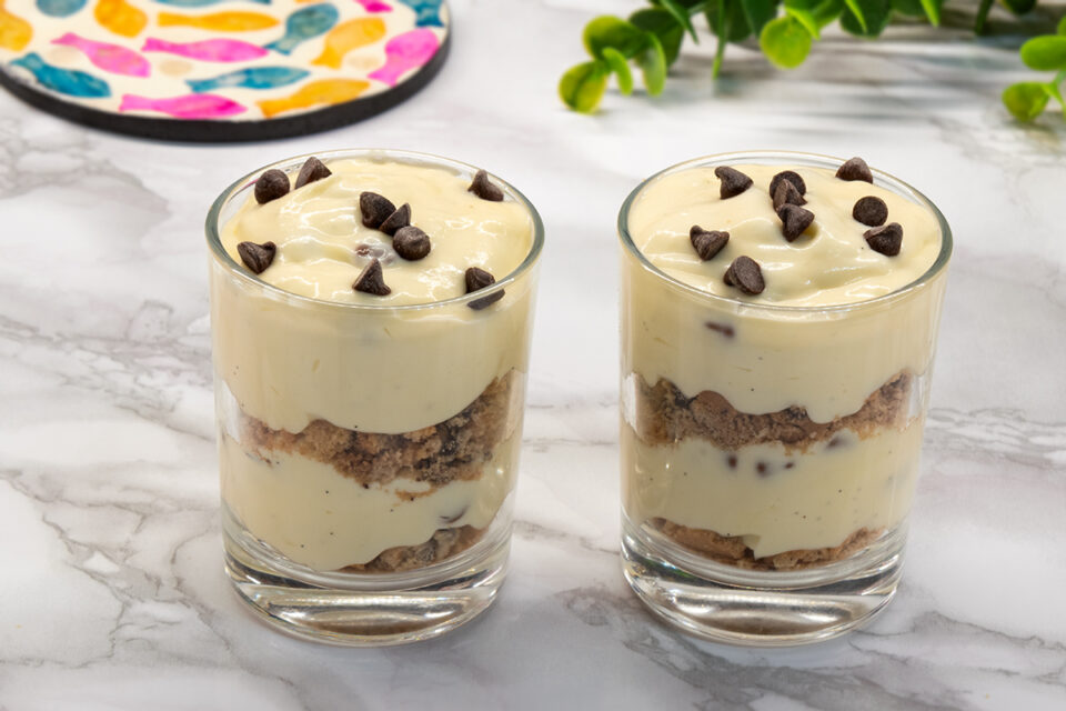 Bicchierini con crema diplomatica e biscotti