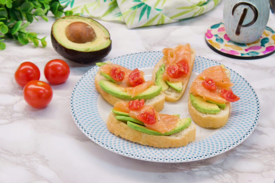 Crostini con avocado a fette e salmone