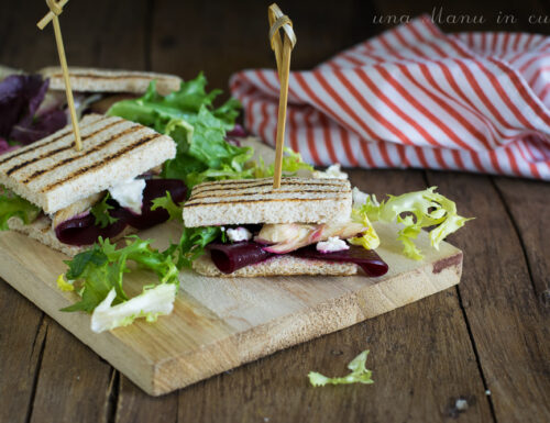Mini toast con barbabietola e sgombro all’arancia