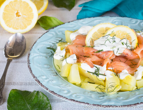 Salmone con patate e salsa allo yogurt e aneto