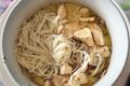 Zuppa orientale di pollo e funghi (tom kha gai)