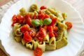 Pasta "fresca" con salsa di avocado aromatico e datterini