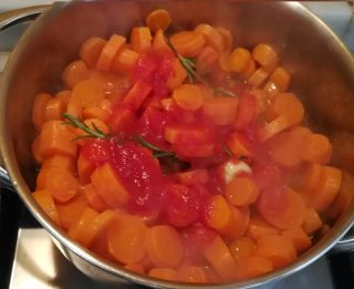 carote marinate al tegame con aglio rosmarino e pochissimo pomodoro