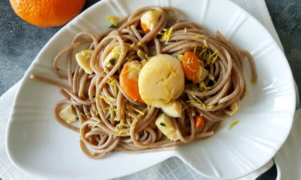 Spaghetti di farro alle capesante e agrumi