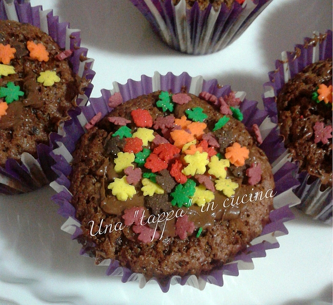 Muffin al cioccolato con farina di riso e gocce di cioccolato bianco
