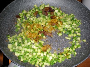 Sformatino di riso al curry con olive e zucchine