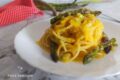 Spaghetti con datterini gialli e asparagi