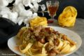 Tagliatelle con funghi e salsiccia