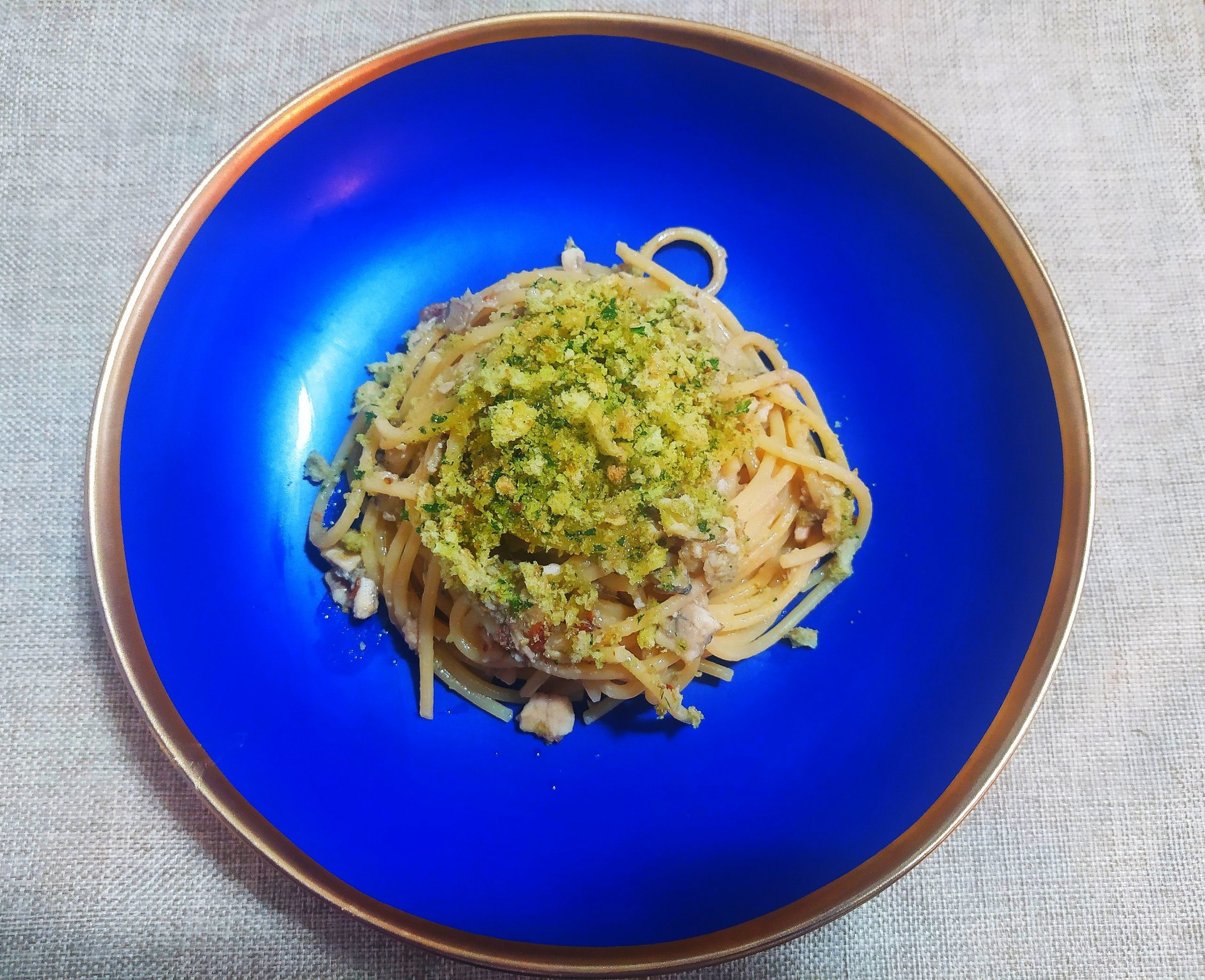 Ricetta Spaghetti con alici fresche zucchine e pan grattato abbrustolito di  Francesca Casa - Cookpad