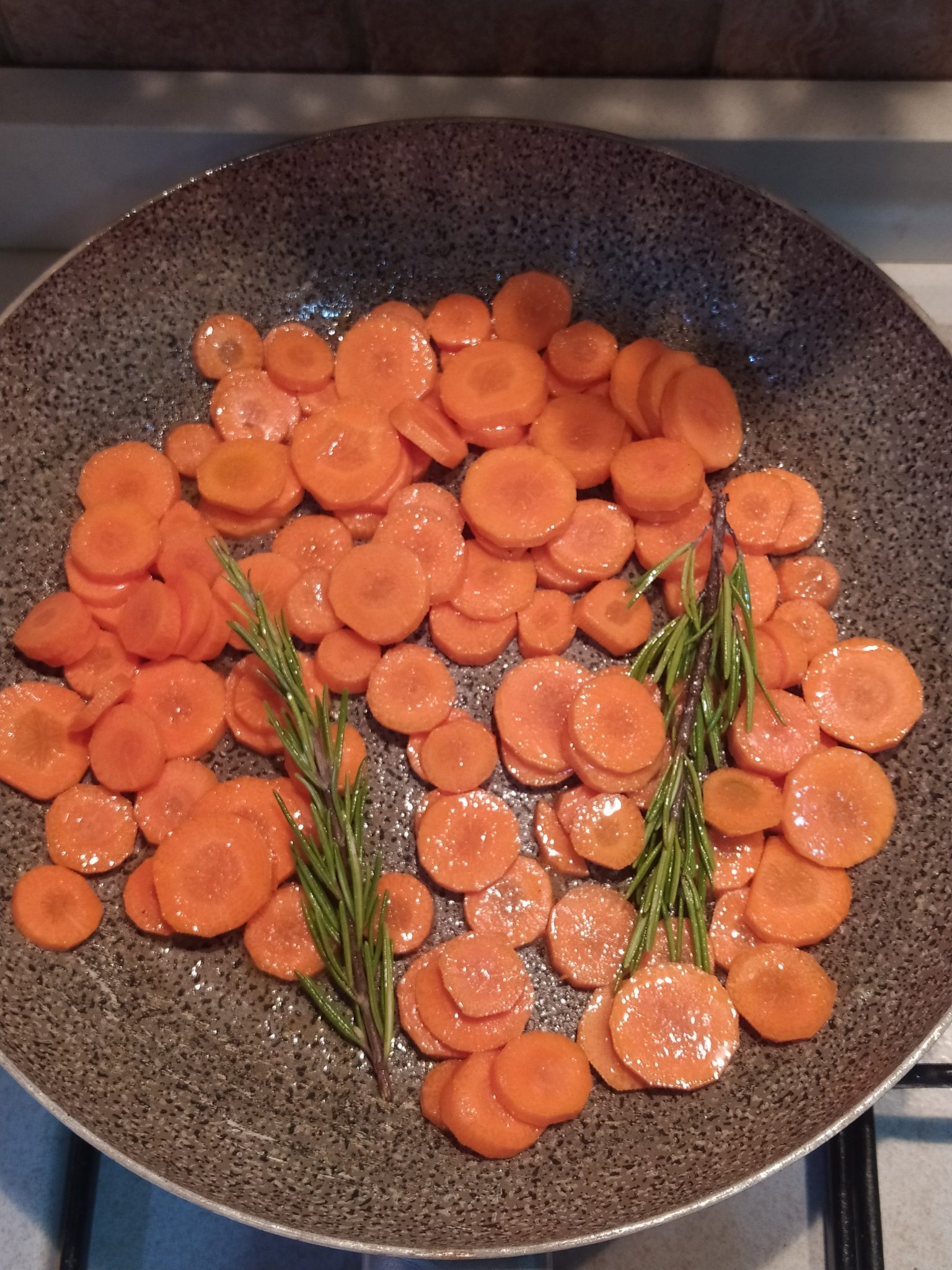 carote in padella con cipolla