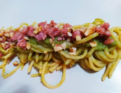Spaghetti con crema di broccoli, salsiccia e noci