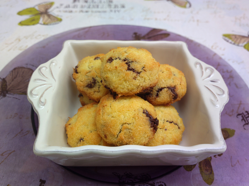 Coconut cookies with dark chocolate cubes