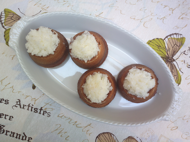 Coconut mini-volcanoes - brazilian cakes (light and funny)
