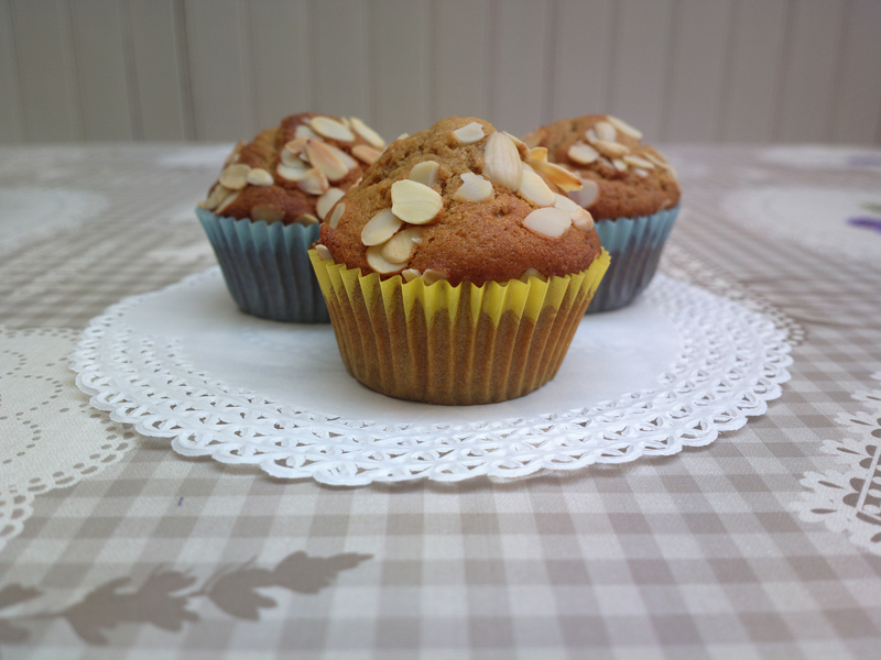 Spiced muffins with almonds and cream