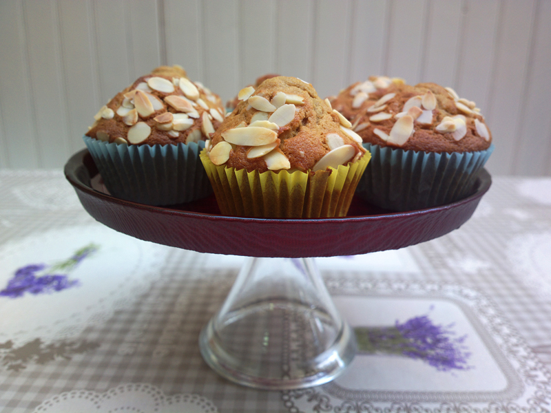 Spiced muffins with almonds and cream