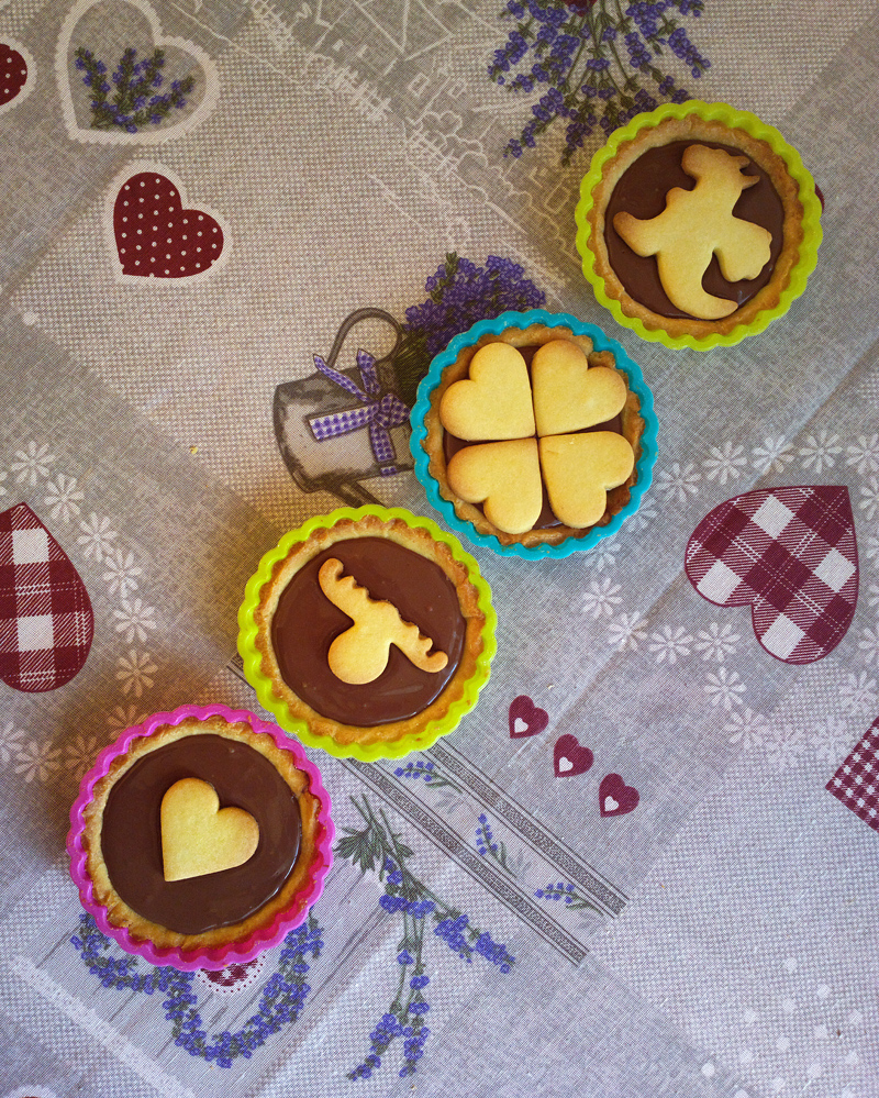 Decorated Nutella mini tarts