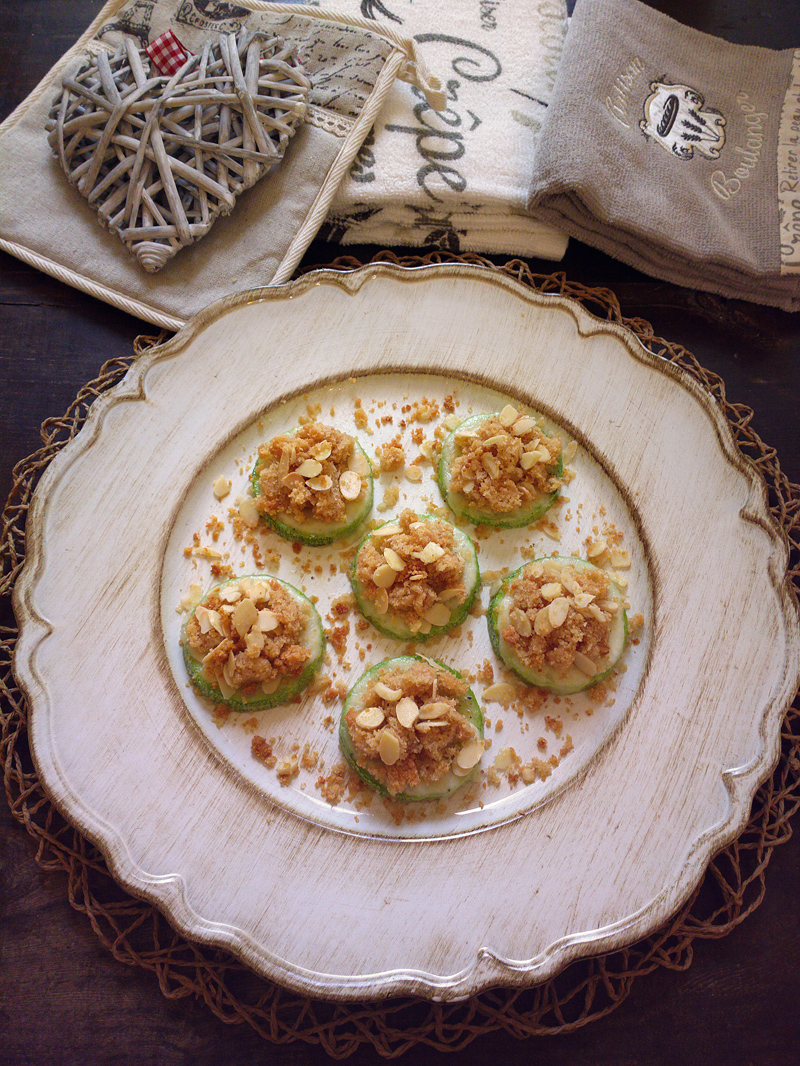 Rotelle di zucchine al forno con crumble di parmigiano e mandorle