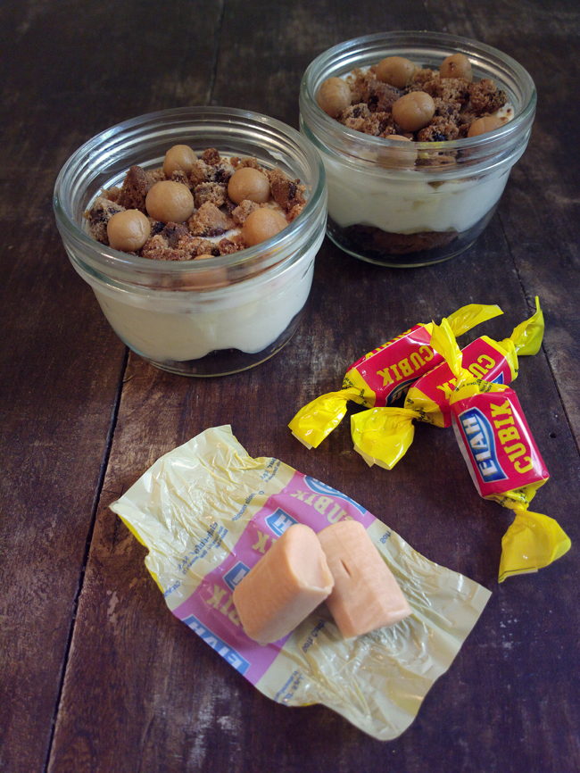 Cookie and mou cheesecake in a jar 