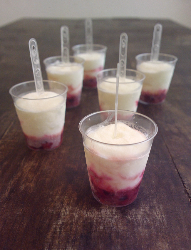 Mini frozen yogurt alle ciliegie nei bicchierini da caffè