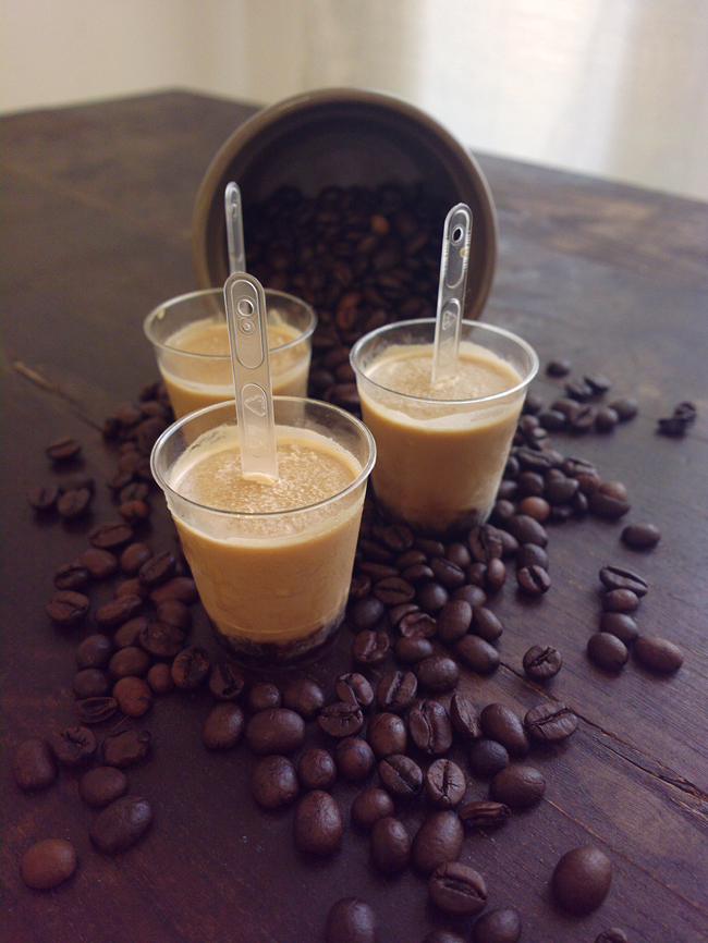 Mini frozen cappuccino nei bicchierini da caffè
