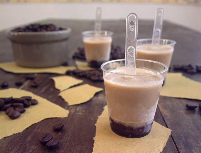 Mini frozen cappuccino nei bicchierini da caffè