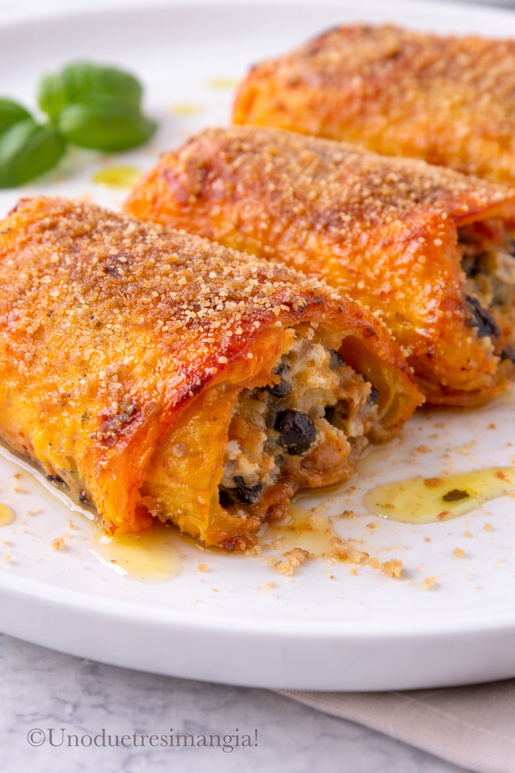 Dettaglio di involtini di peperoni arrostiti con ripieno di olive e pangrattato e panatura dorata