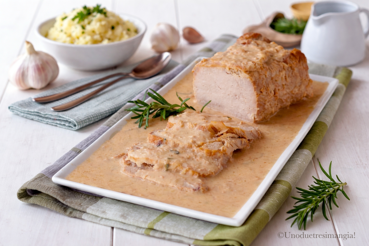 Lonza di maiale al latte tagliata a fette con salsa cremosa