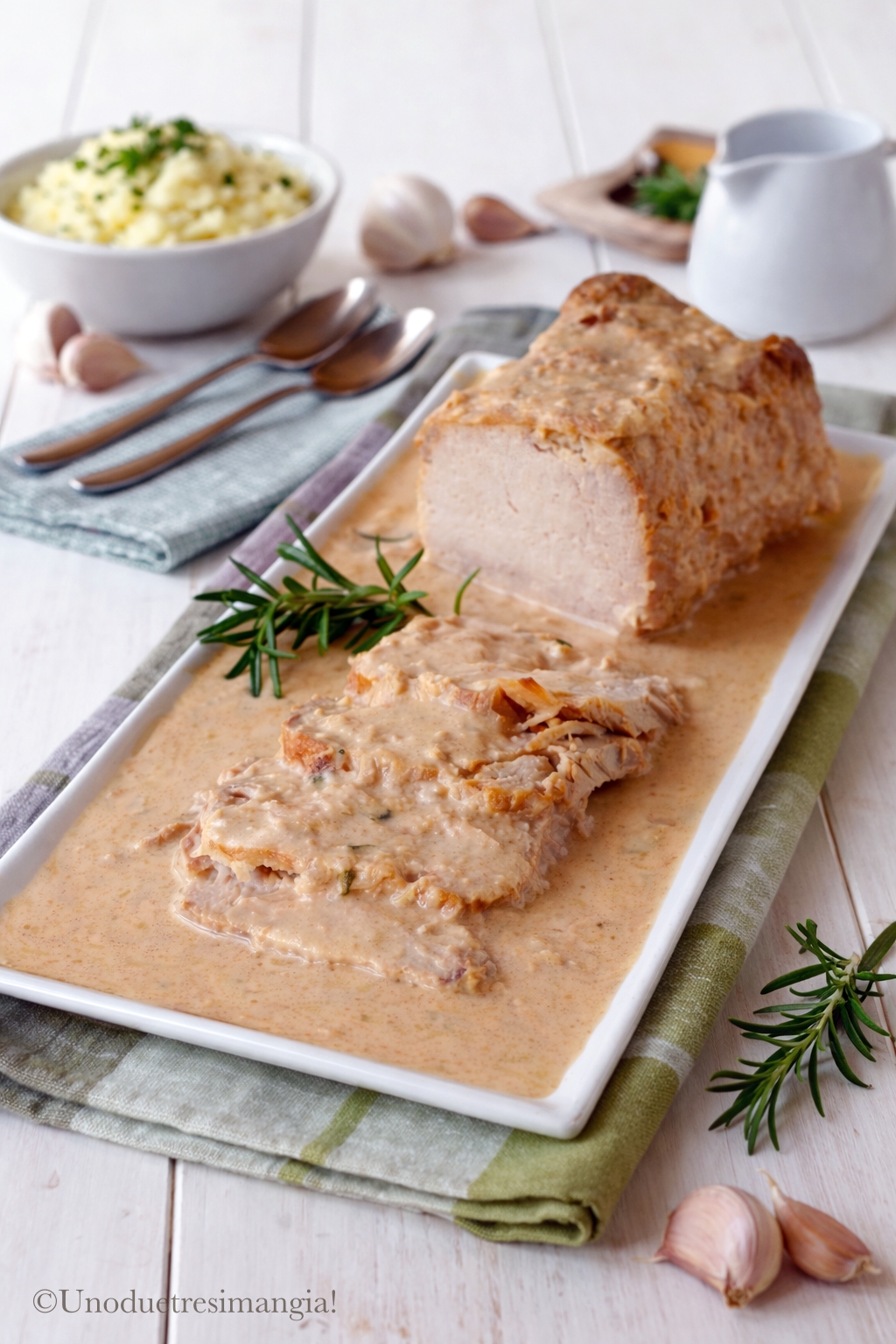 Lonza di maiale al latte tagliata a fette e servita con salsa cremosa