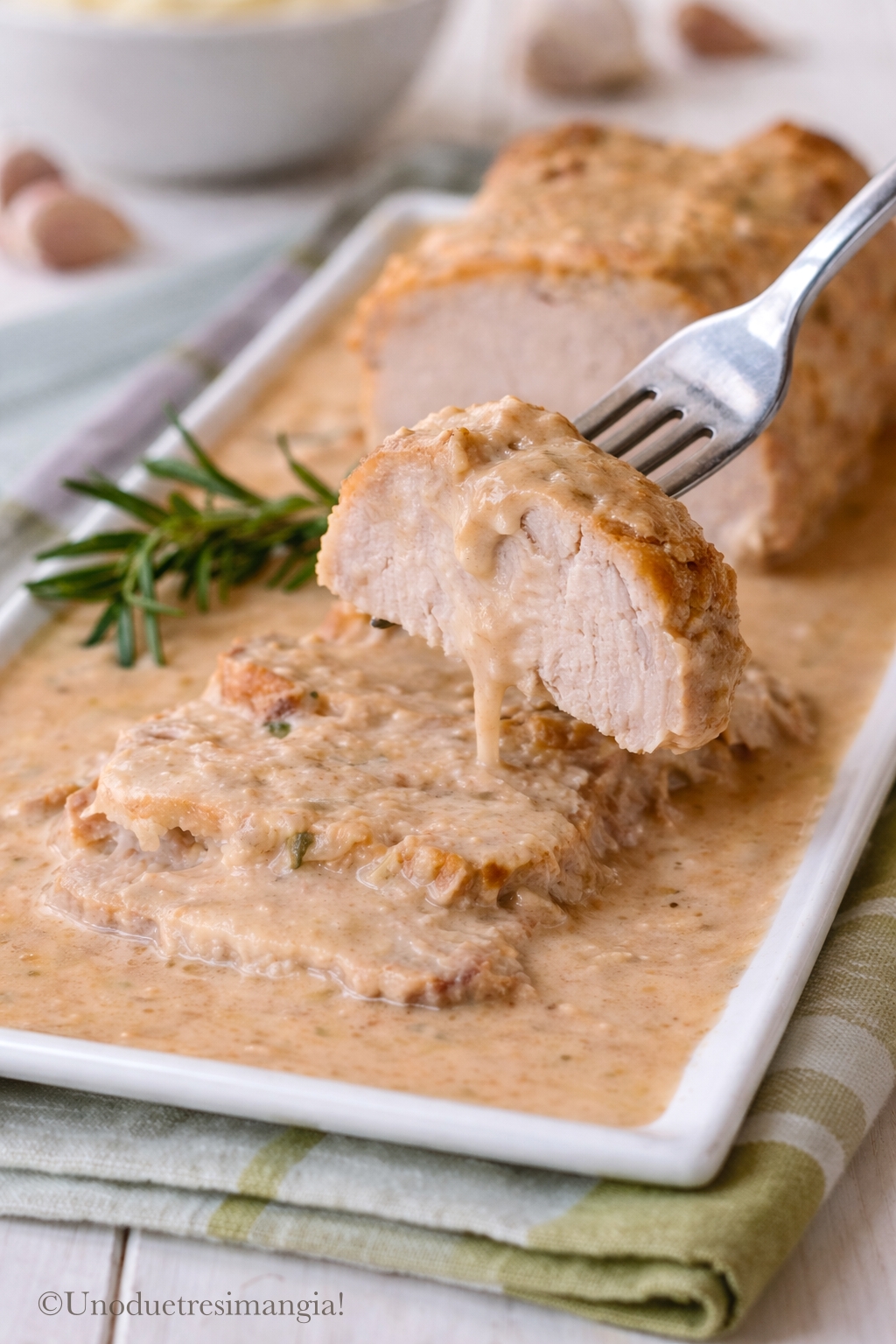 Fetta di lonza di maiale al latte con salsa cremosa in primo piano