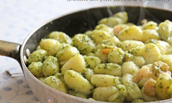 Gnocchi con pesto di rucola e gamberetti