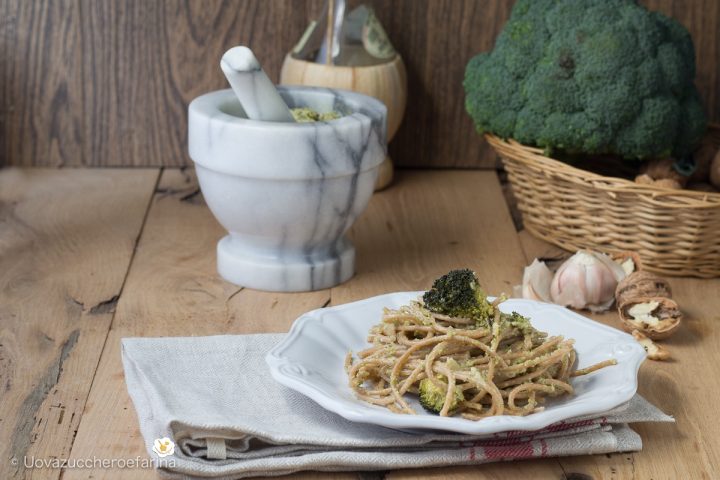ricetta spaghetti pesto broccoli noci condimento pasta