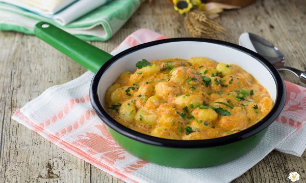 Gnocchi con crema di peperoni e robiola