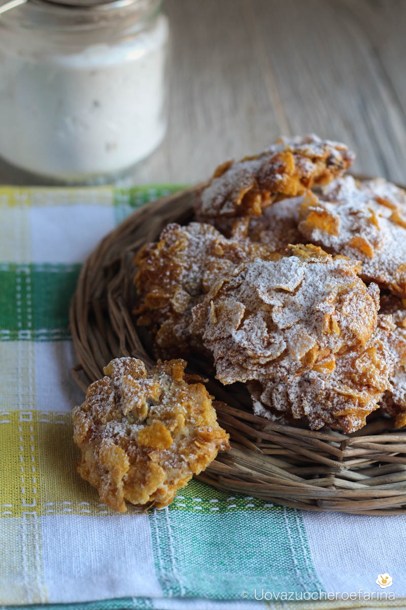Biscotti con i corn flakes o rose del deserto con uvetta e pinoli Biscotti con i corn flakes o rose del deserto con uvetta e pinoli