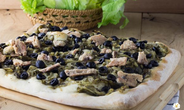 Focaccia con scarola sardine e olive nere