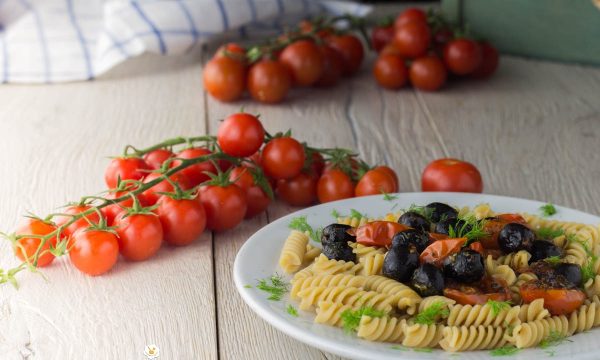 Fusilli integrali con pomodorini e olive