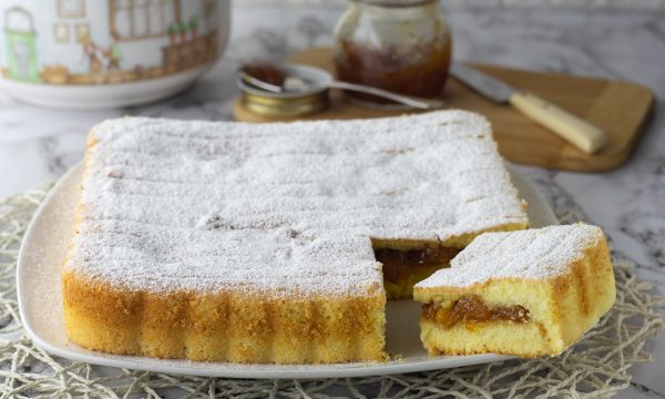 Torta versata alla confettura di pesche