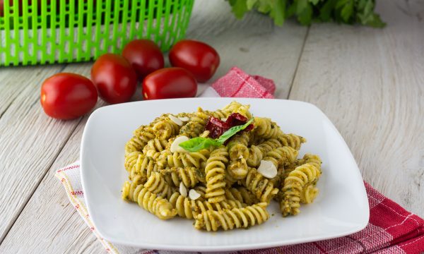 Fusilli con pesto rosso alla trapanese