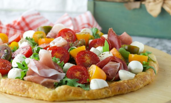 Pizza di pasta sfoglia con rucola e pomodorini