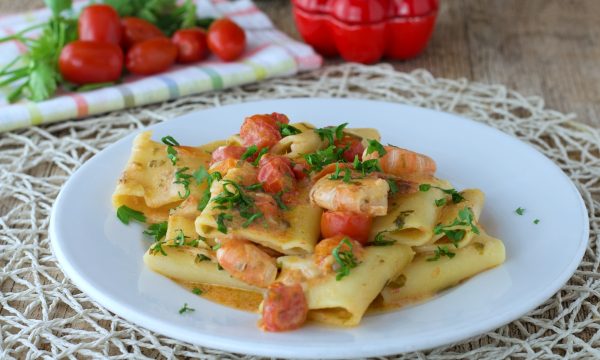 Paccheri con code di gamberi e pomodorini