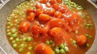 uova con piselli e pomodoro di mamma