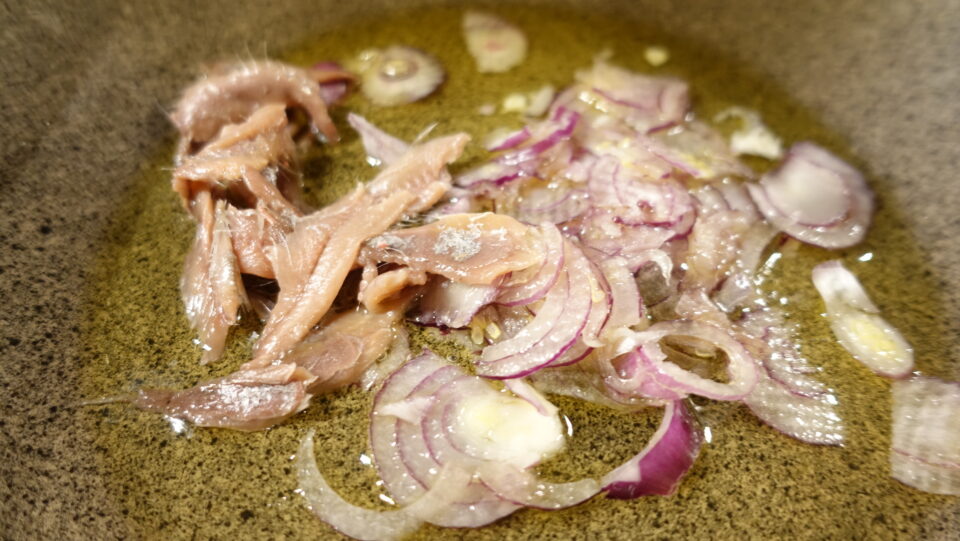 spaghetti acciughe e finocchietto selvatico