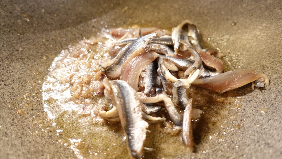 spaghetti acciughe e finocchietto selvatico