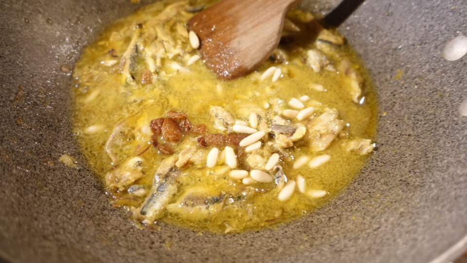 spaghetti acciughe e finocchietto selvatico