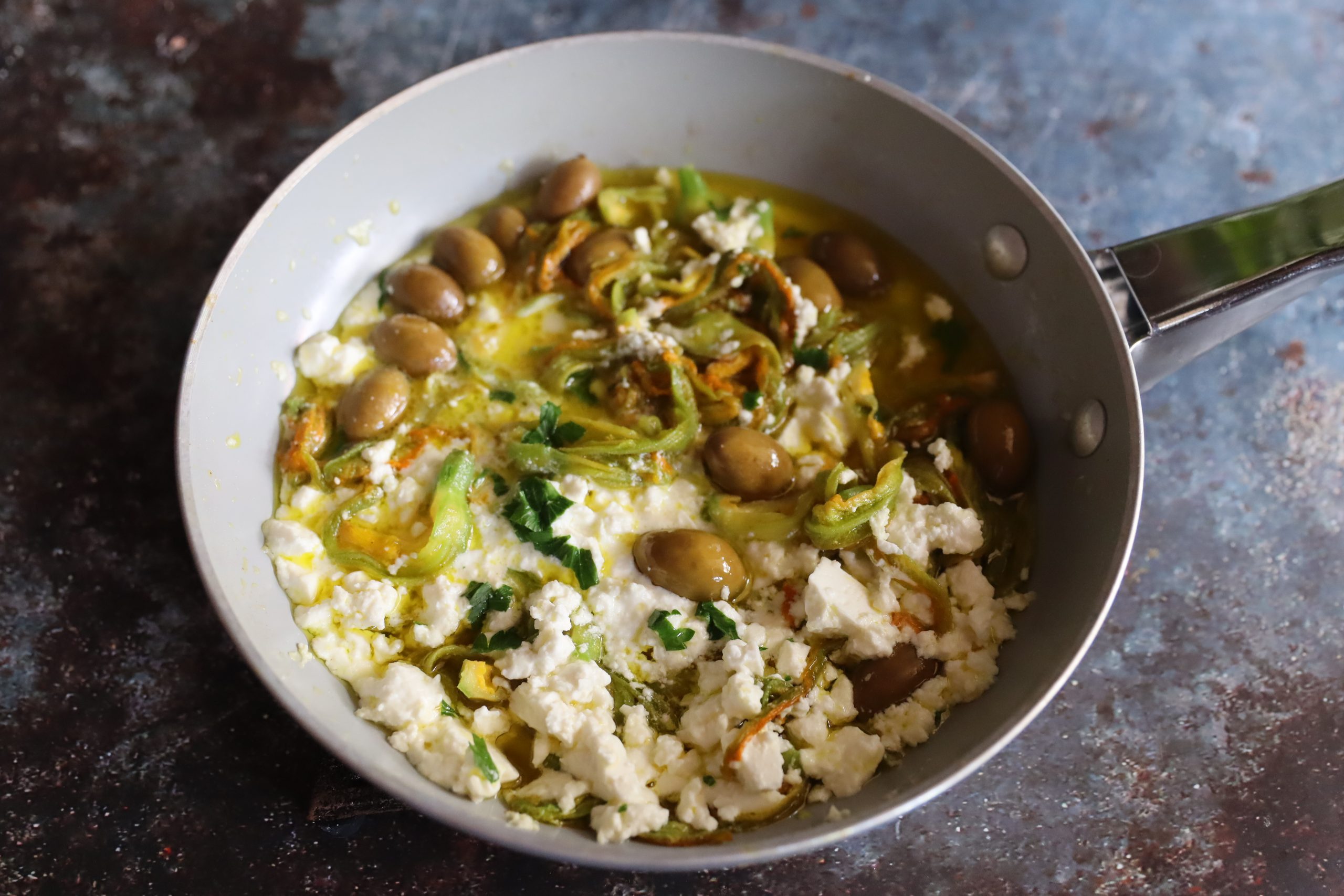 maccheroni con fiori di zucca