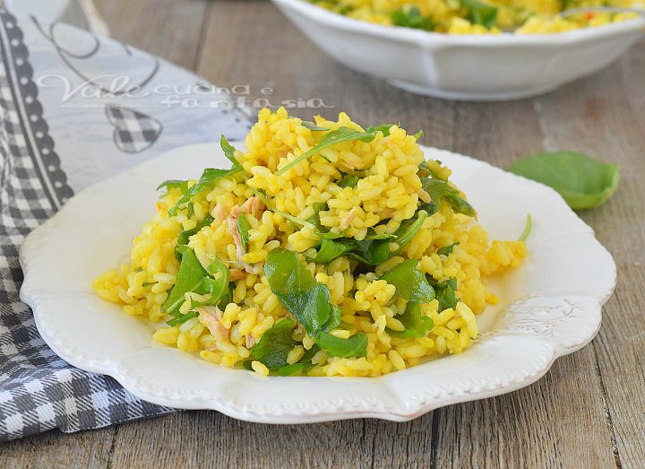 Insalata di riso gialla con tonno e rucola